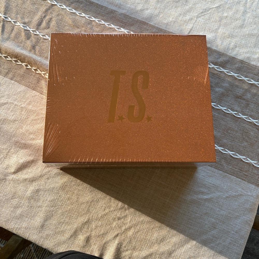 Taylor Swift The Life of a Showgirl Cardigan Box Set - Picture 6 of 6